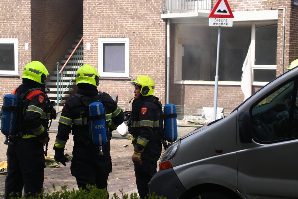 Explosie bij brand in portiekwoning