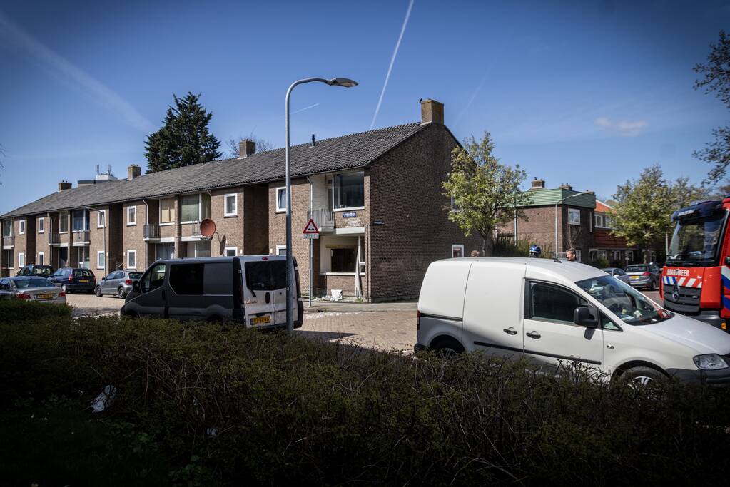 Explosie bij brand in portiekwoning