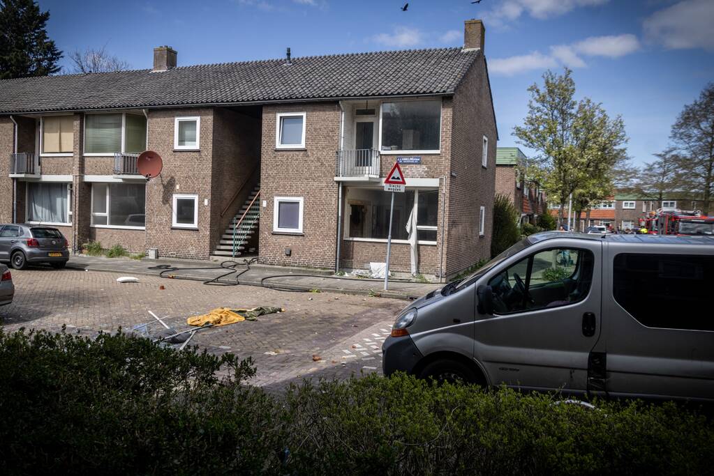 Explosie bij brand in portiekwoning