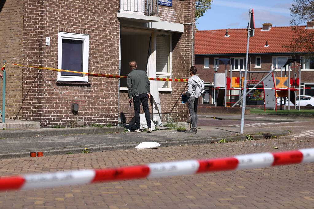 Explosie bij brand in portiekwoning
