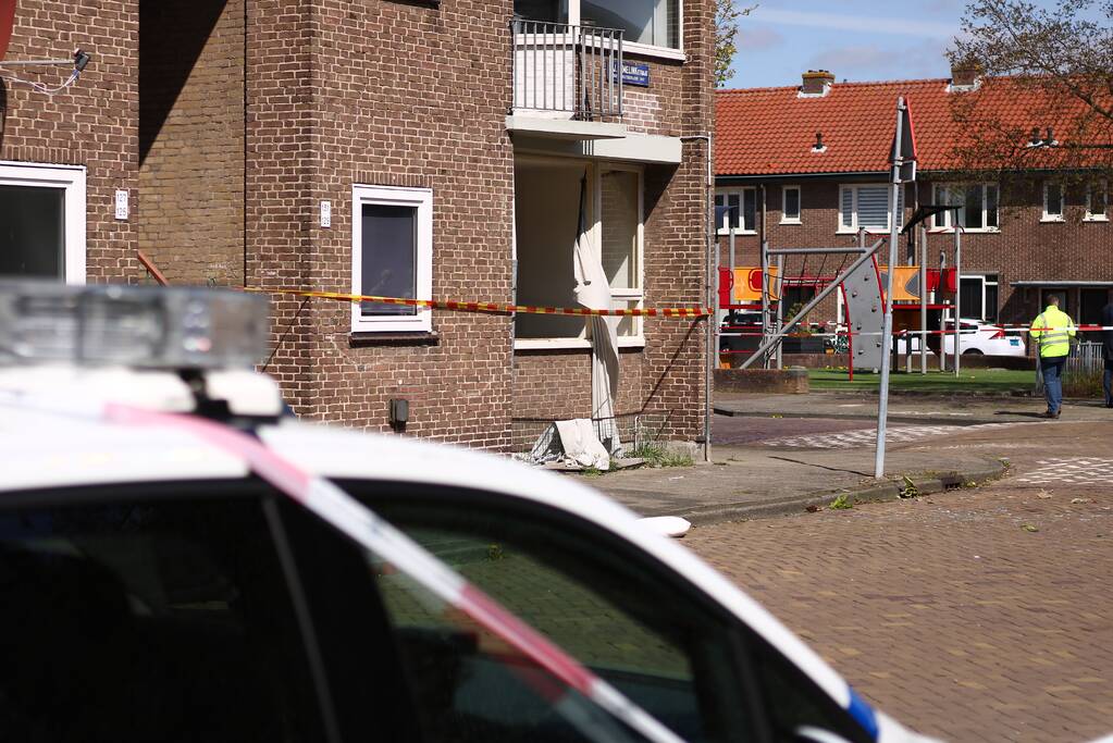 Explosie bij brand in portiekwoning