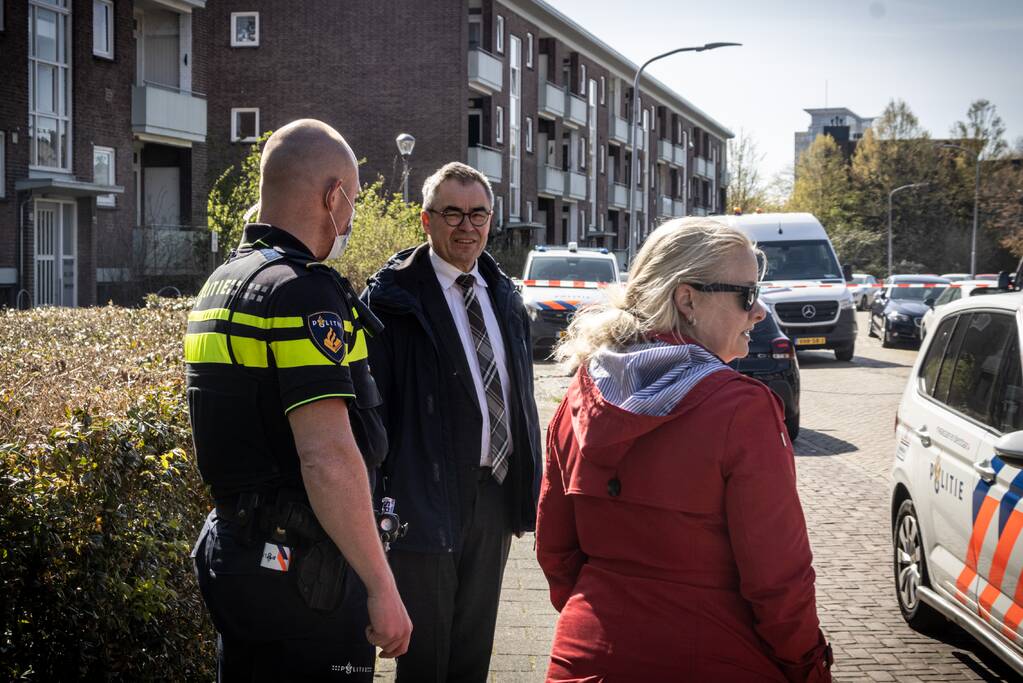 Explosie bij brand in portiekwoning