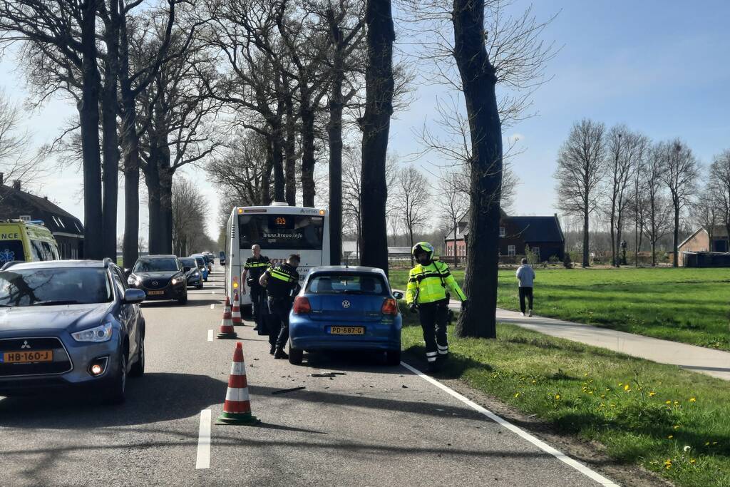 Personenauto botst achter op bus