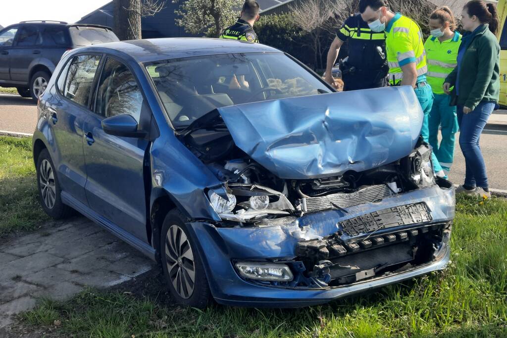 Personenauto botst achter op bus