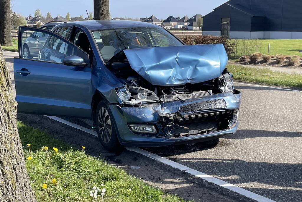 Personenauto botst achter op bus