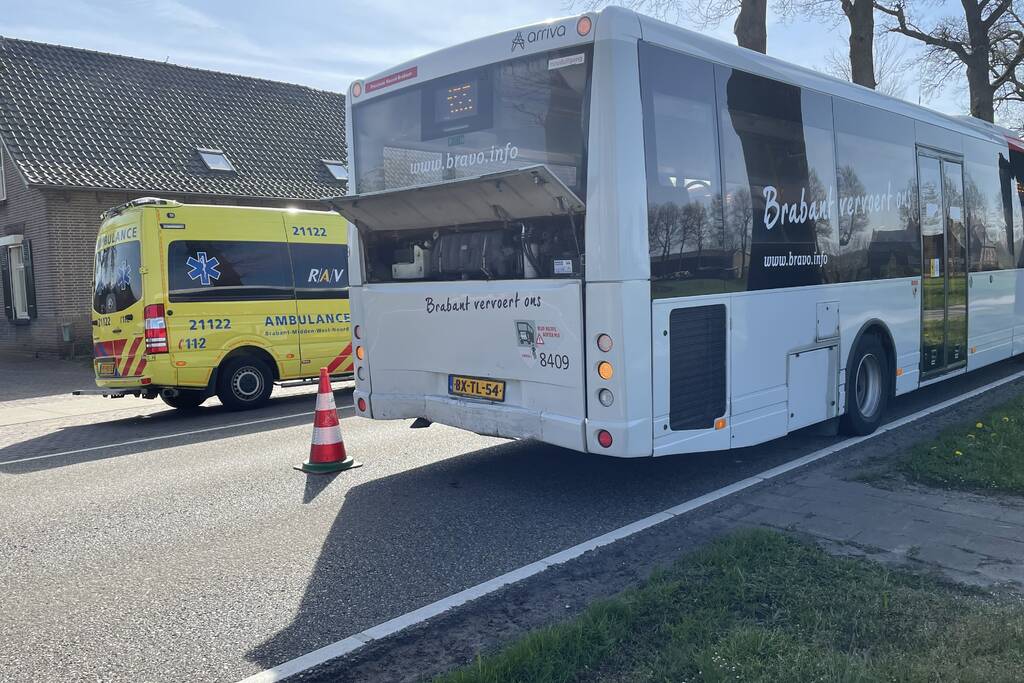 Personenauto botst achter op bus