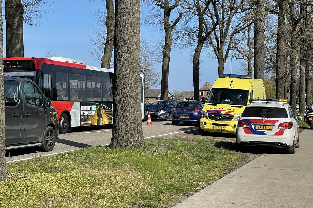 Personenauto botst achter op bus