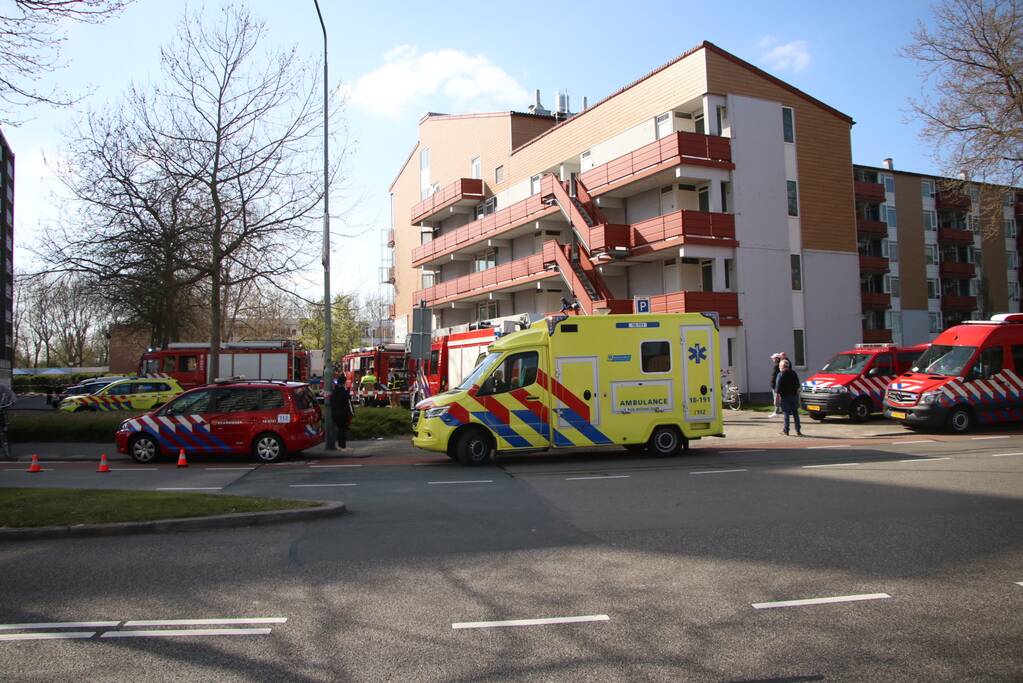 Veel hulpdiensten door keukenbrand in appartementencomplex