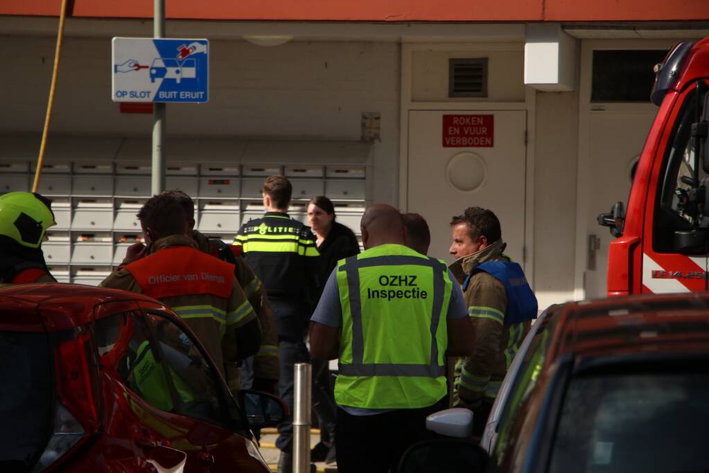 Veel hulpdiensten door keukenbrand in appartementencomplex