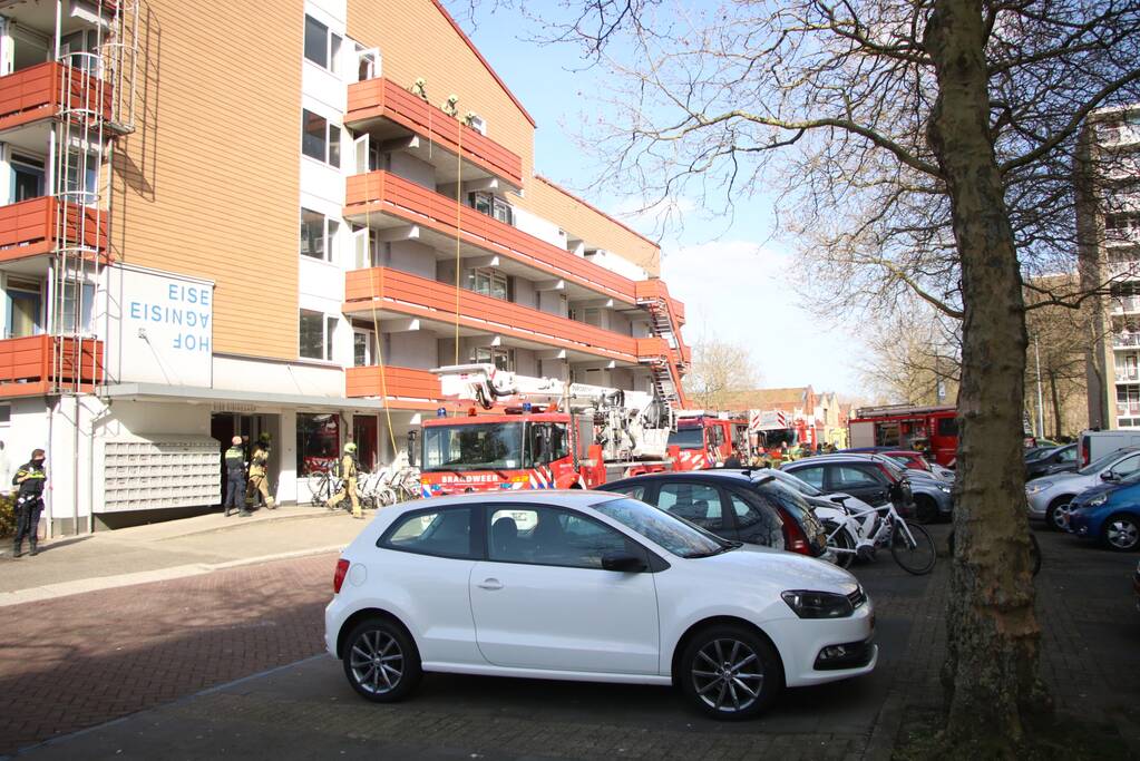 Veel hulpdiensten door keukenbrand in appartementencomplex