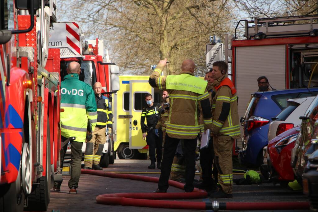 Veel hulpdiensten door keukenbrand in appartementencomplex