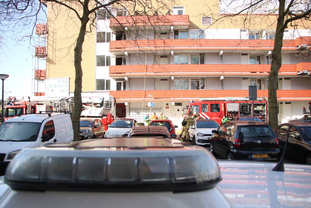 Veel hulpdiensten door keukenbrand in appartementencomplex