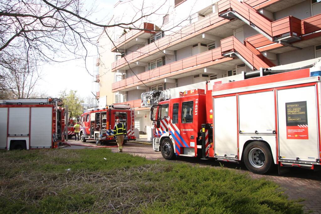 Veel hulpdiensten door keukenbrand in appartementencomplex
