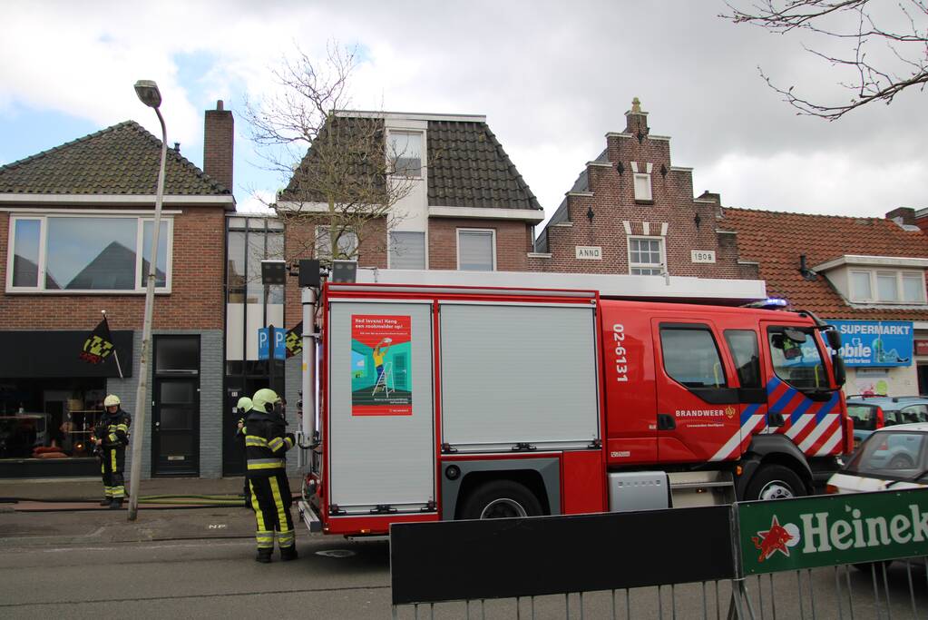Brandweer blust brand op dak