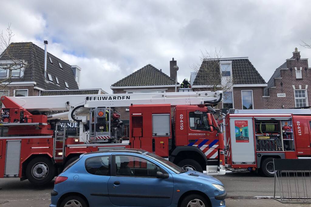 Brandweer blust brand op dak