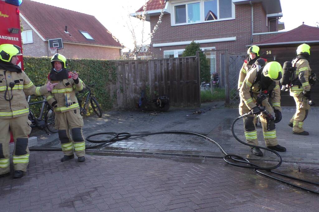 Brandweer blust brand in papiercontainer