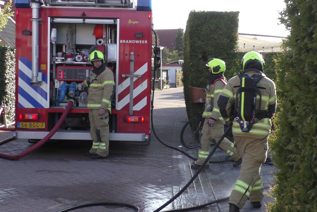 Brandweer blust brand in papiercontainer