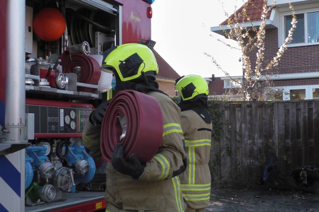 Brandweer blust brand in papiercontainer