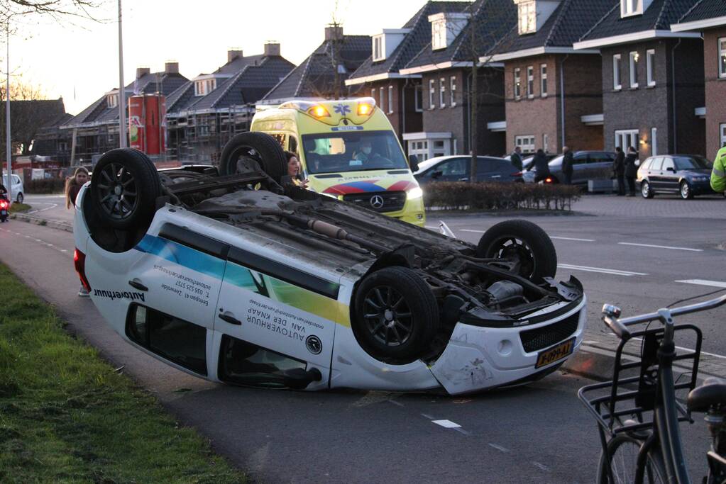 Auto belandt op zijn kop na botsing