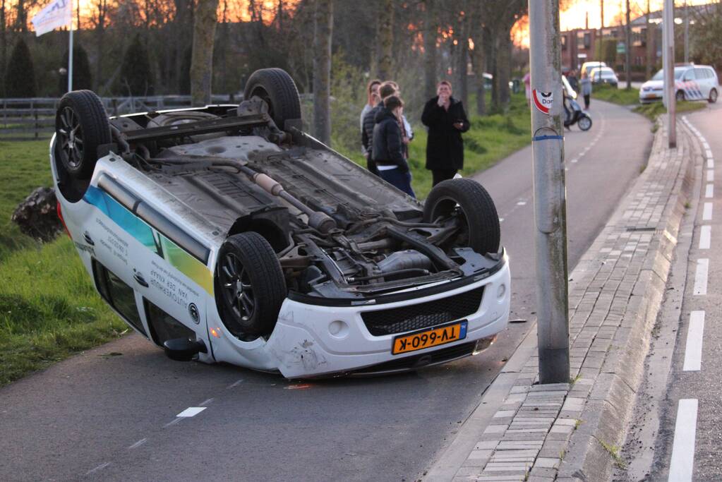 Auto belandt op zijn kop na botsing