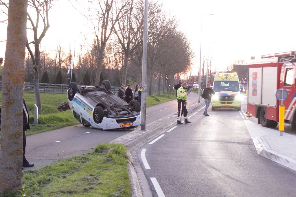 Auto belandt op zijn kop na botsing