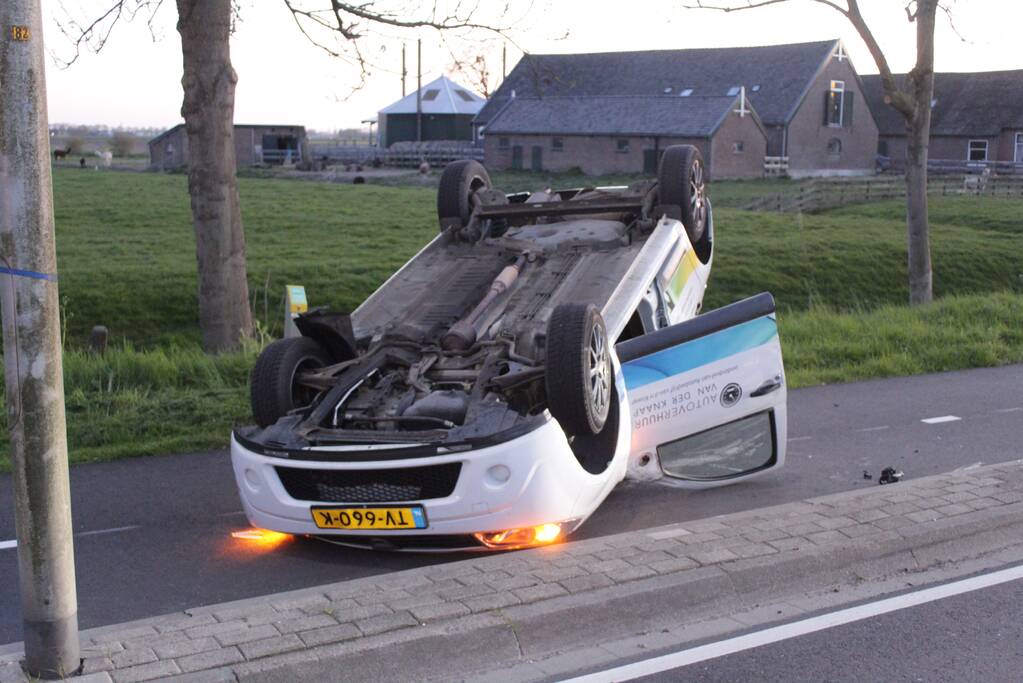 Auto belandt op zijn kop na botsing