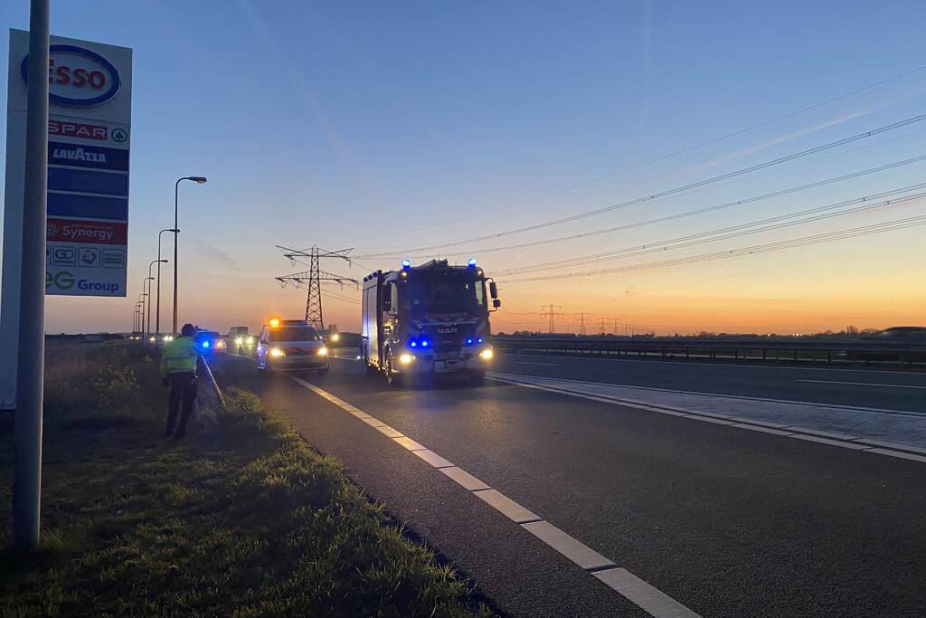 Auto rijdt tankstation binnen