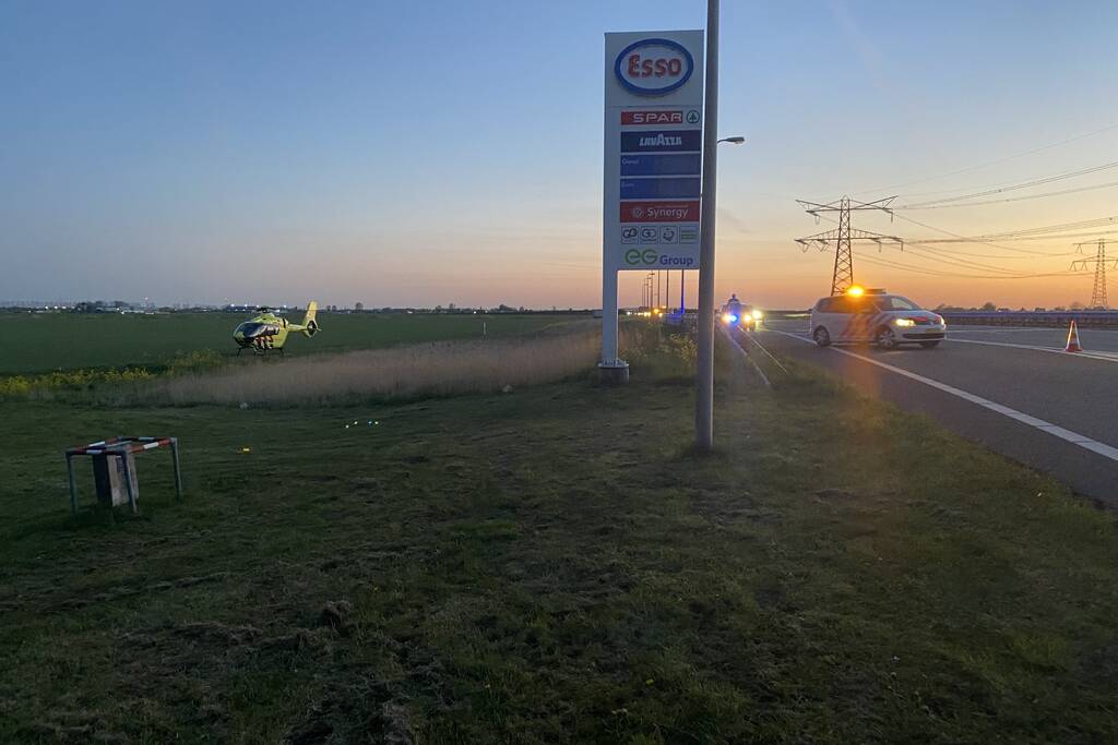 Auto rijdt tankstation binnen