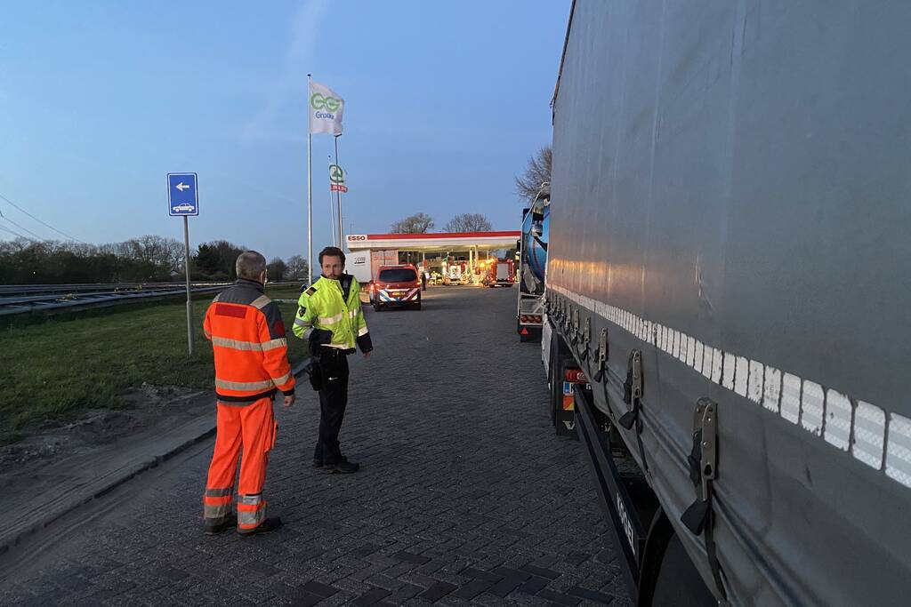 Auto rijdt tankstation binnen