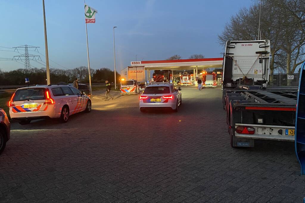 Auto rijdt tankstation binnen