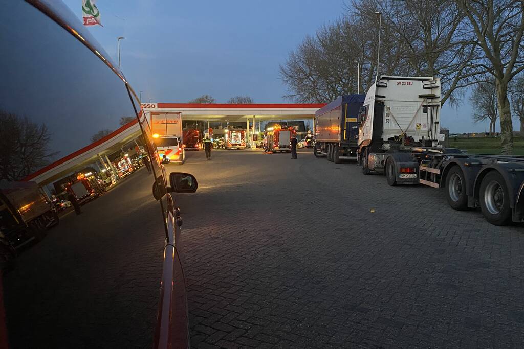 Auto rijdt tankstation binnen