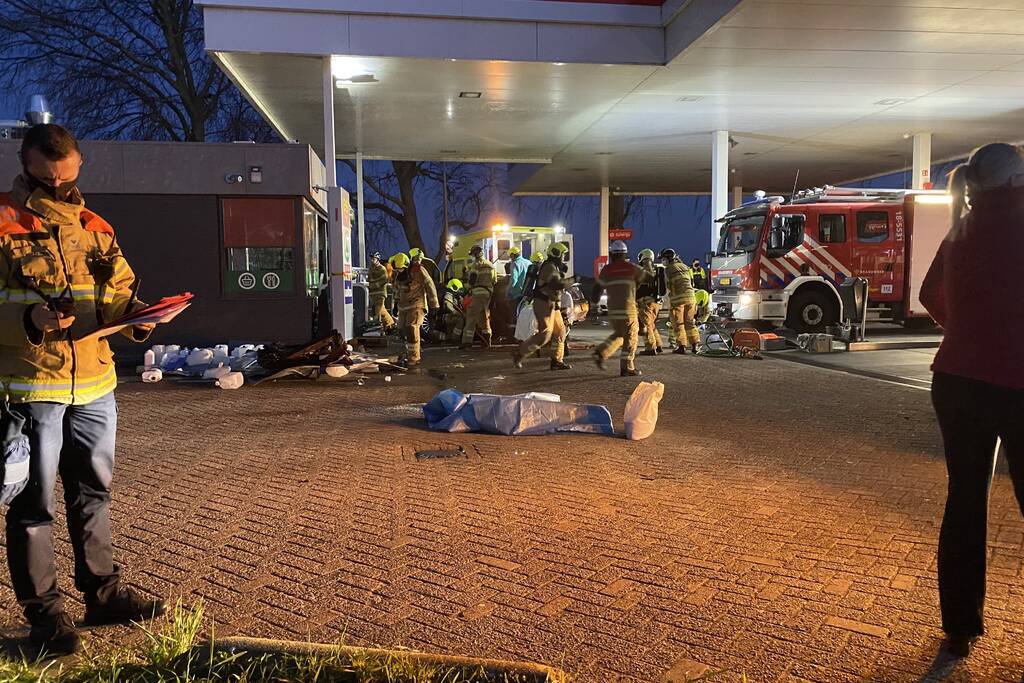 Auto rijdt tankstation binnen