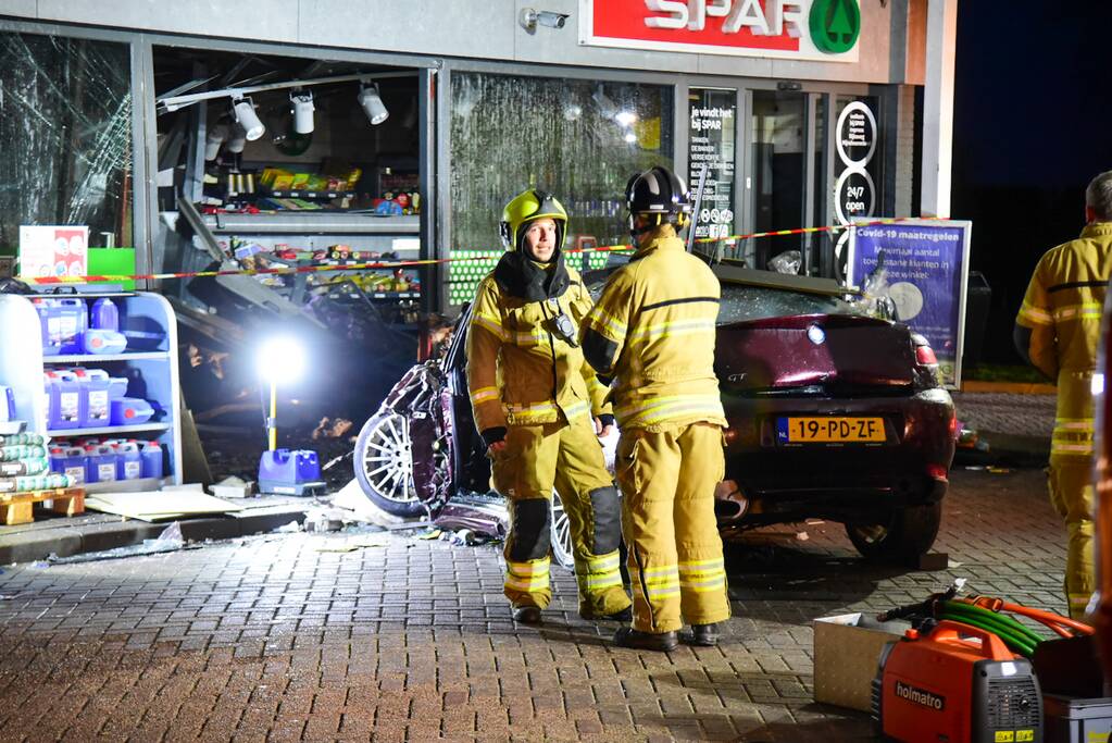 Auto rijdt tankstation binnen