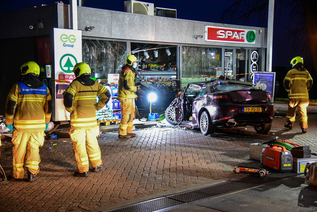 Auto rijdt tankstation binnen