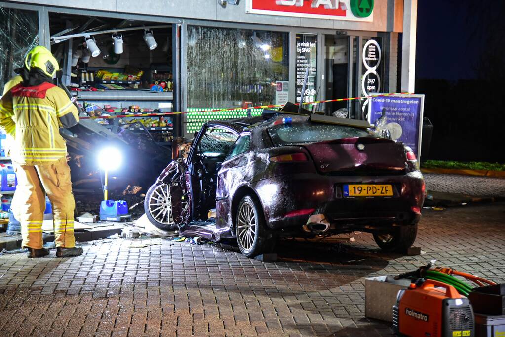 Auto rijdt tankstation binnen