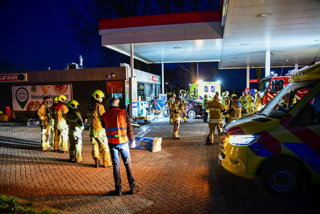 Auto rijdt tankstation binnen