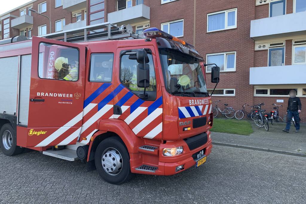 Rookontwikkeling bij brand in schuur onder flatgebouw