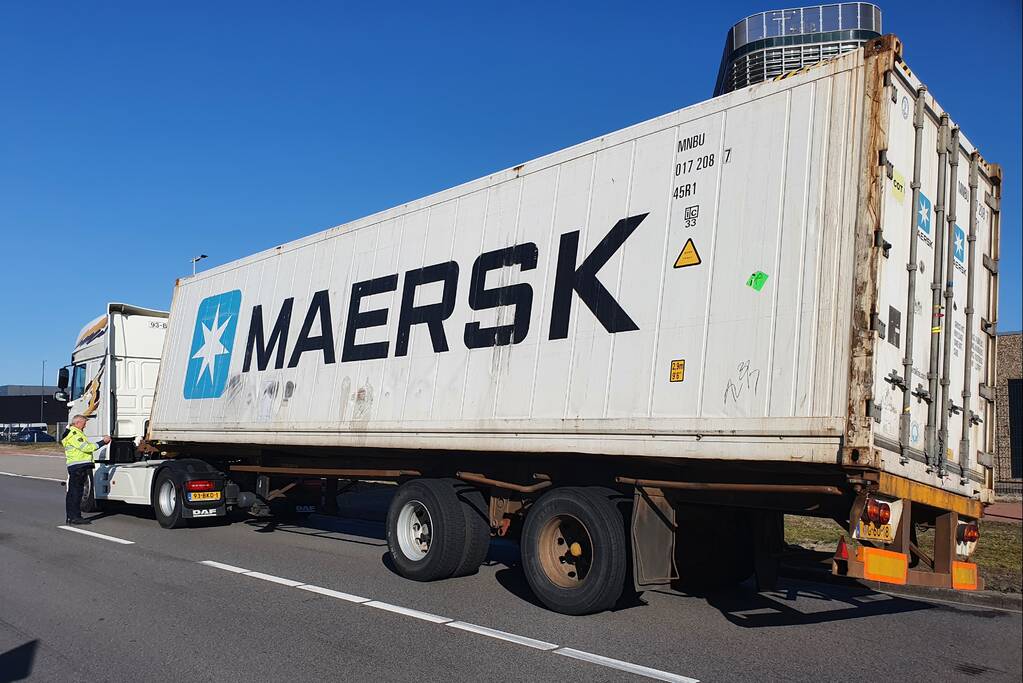 Container dreigt van oplegger te vallen