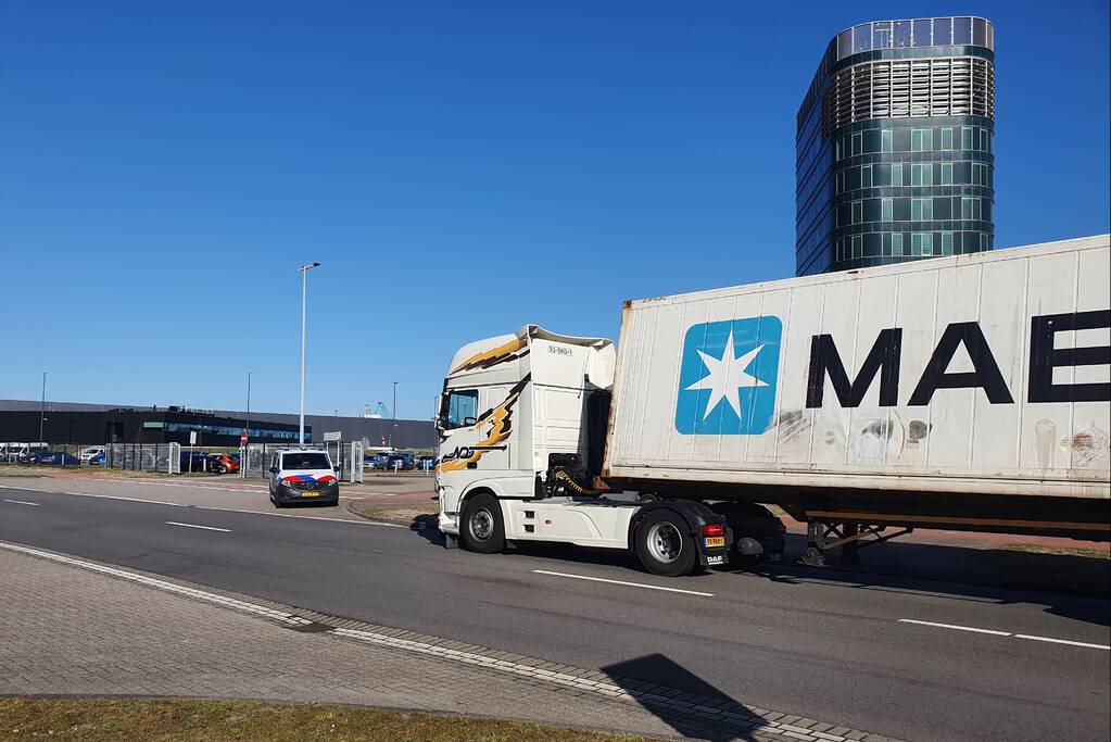 Container dreigt van oplegger te vallen