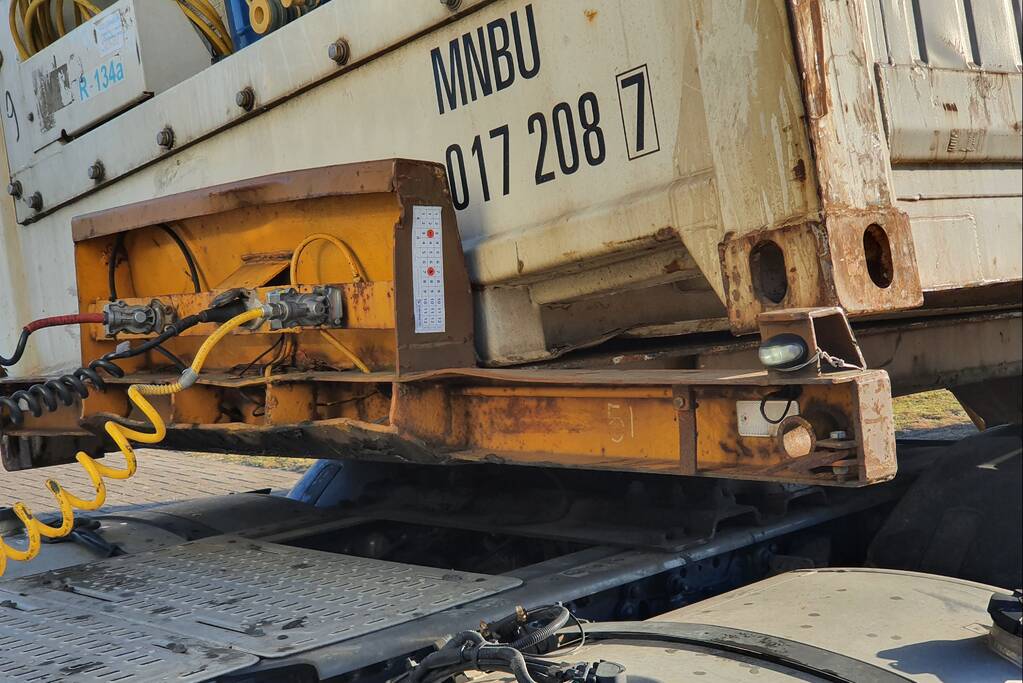 Container dreigt van oplegger te vallen