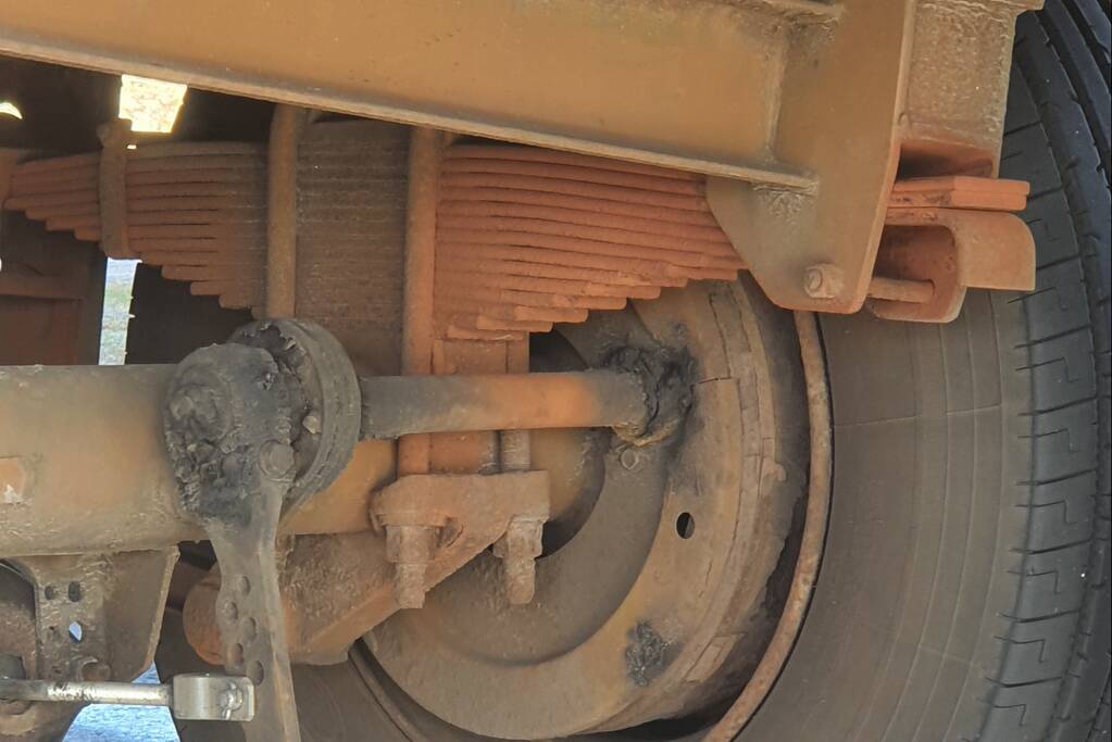 Container dreigt van oplegger te vallen