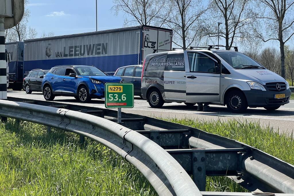 Automobilist botst achterop bestelbus