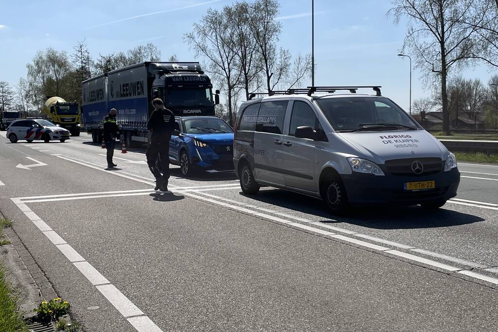 Automobilist botst achterop bestelbus