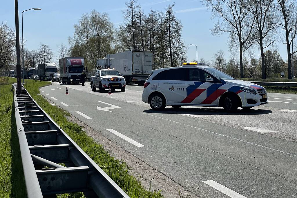 Automobilist botst achterop bestelbus