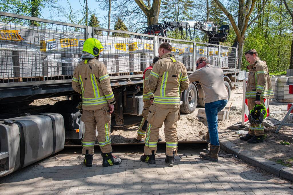 Vrachtwagen vast in het zand en verliest brandstof door lek