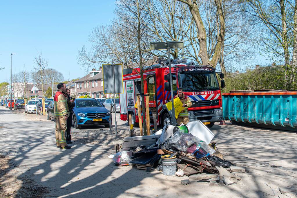 Vrachtwagen vast in het zand en verliest brandstof door lek