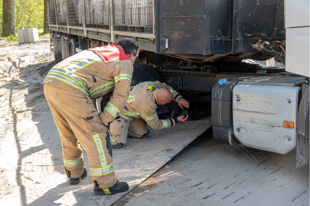 Vrachtwagen vast in het zand en verliest brandstof door lek