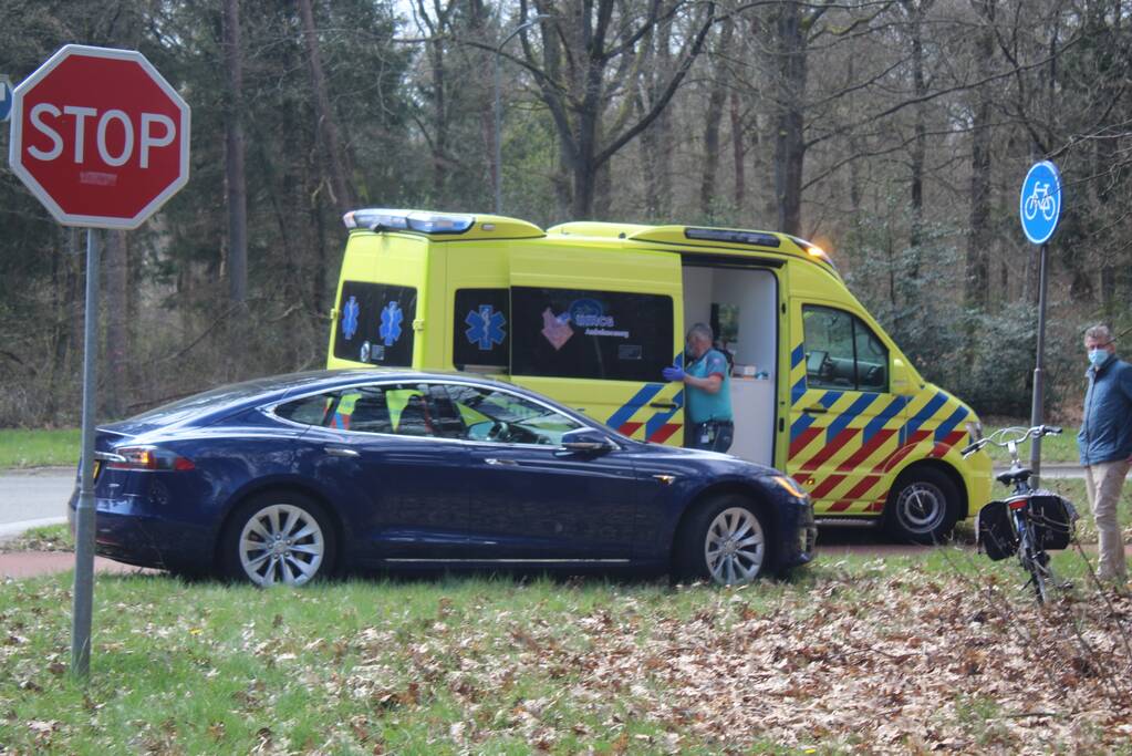 Tesla botst met fietser op kruising