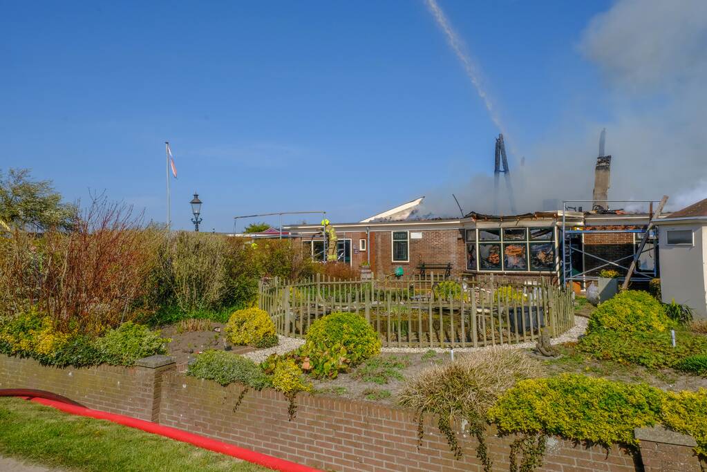 Grote brand legt woonboerderij in as