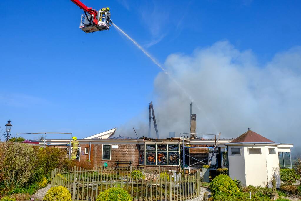 Grote brand legt woonboerderij in as